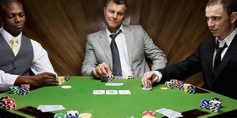Caes Ao Redor Da Mesa De Poker