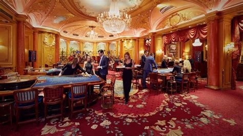 Mulher Processando Ritz Casino